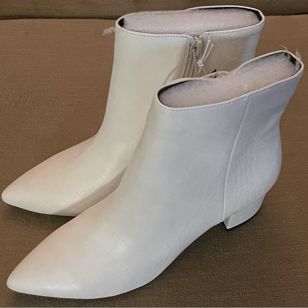 NWT EXPRESS White Crocodile Booties! SIZE 8